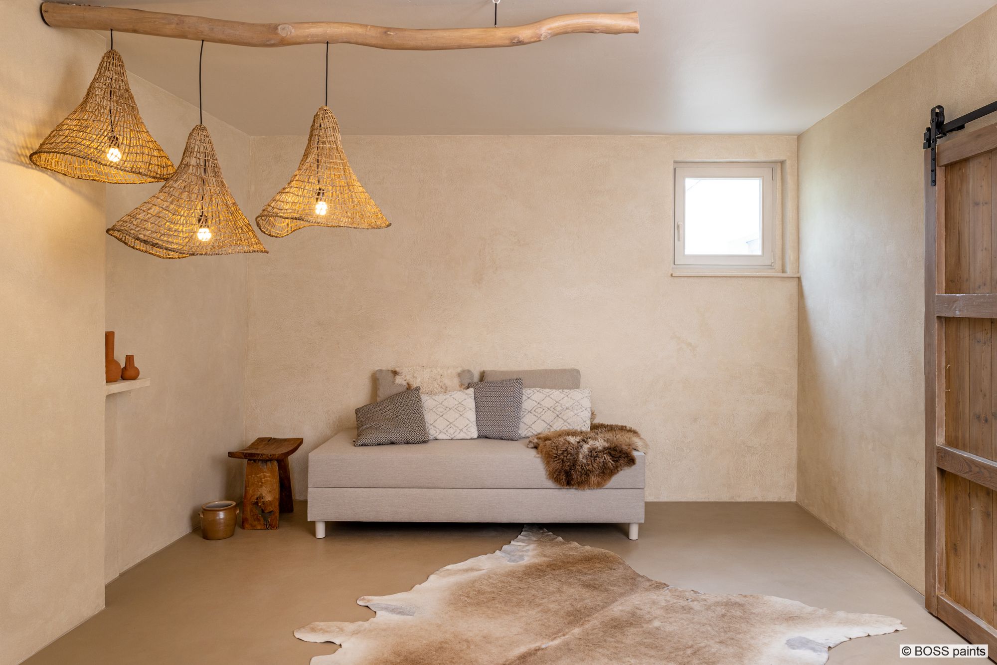 Stone Art Stuc in gebroken wit met zandsteenlook, doorgezet over wand en deur